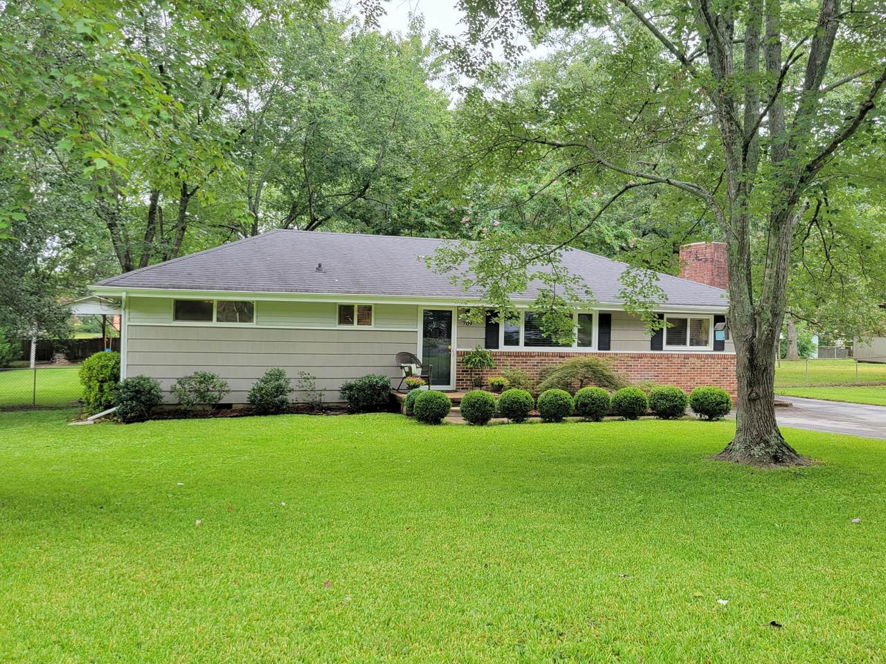 709 James Ave - Photo 1