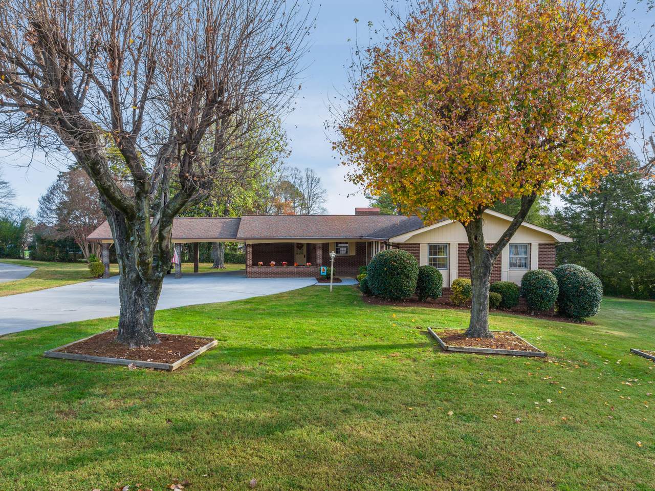 910 Eastview Cir - Photo 1