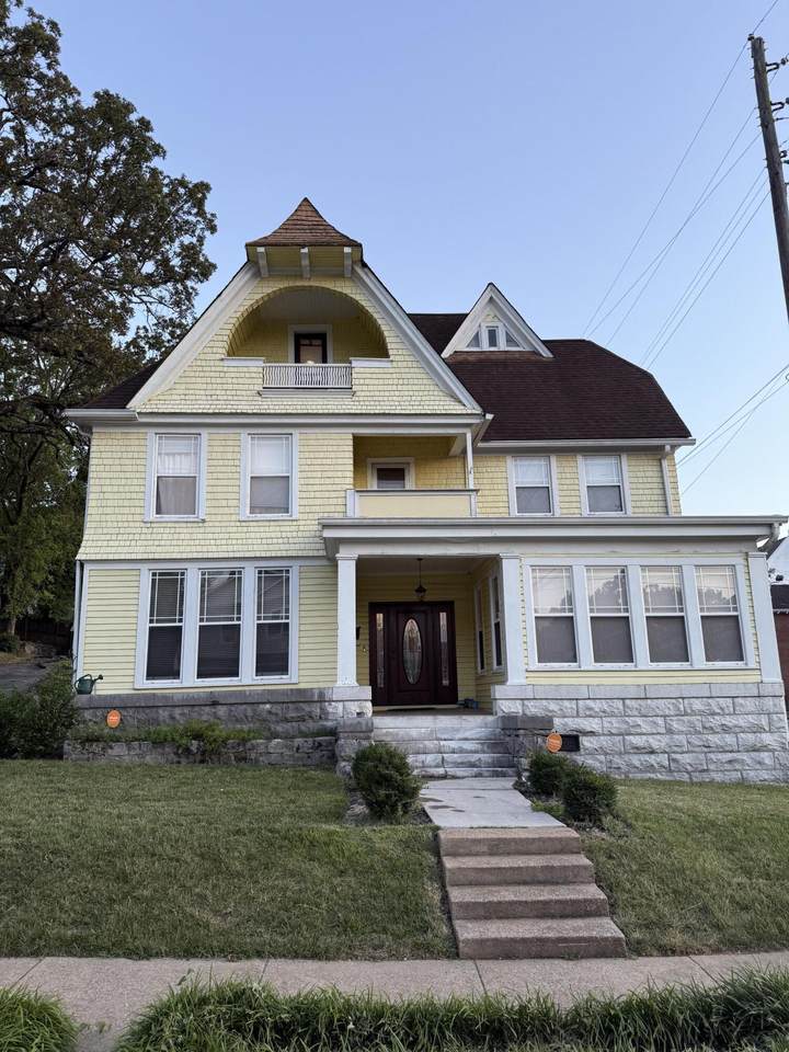 1900 Oak Street - Photo 1