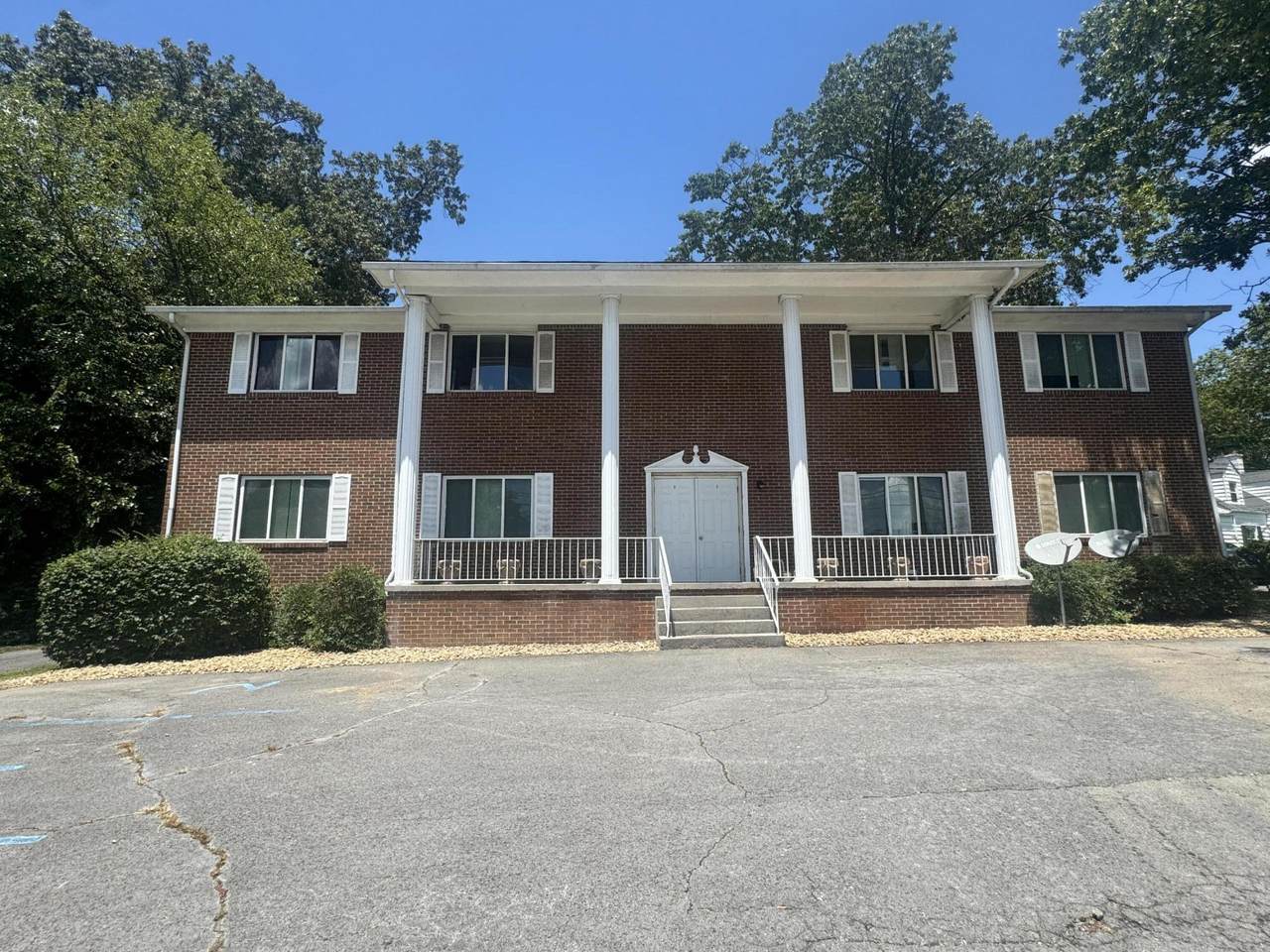 5511 Colonial Circle - Photo 1
