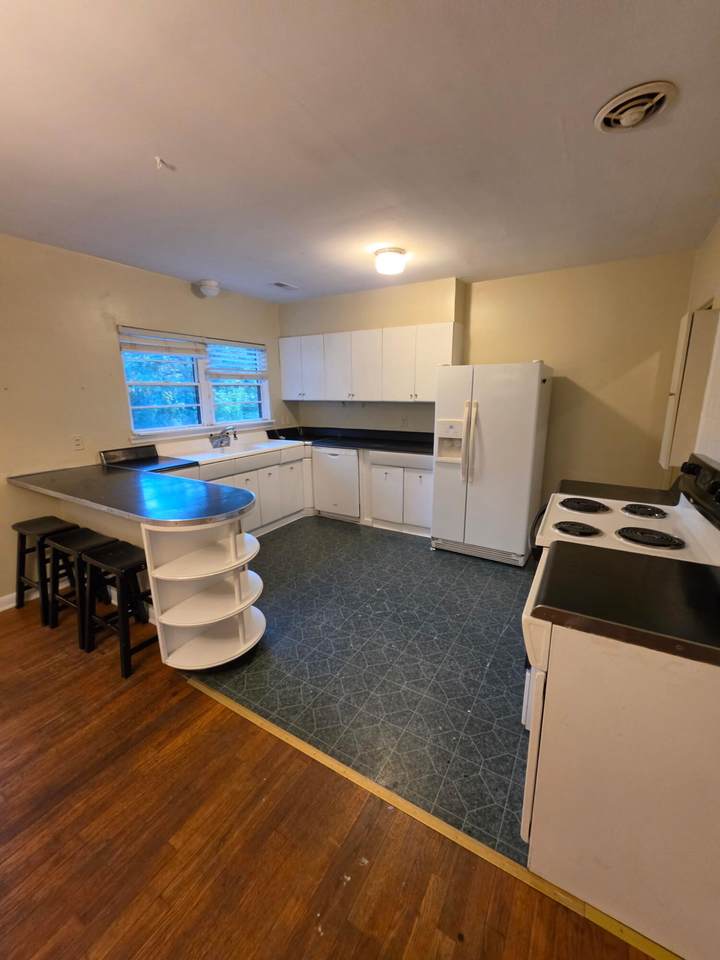 934 James Boulevard - Photo 1