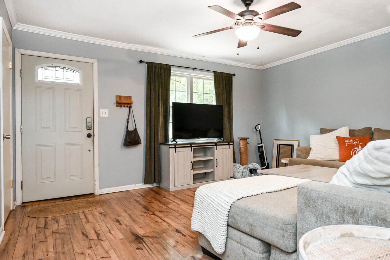 4040 Lynncrest Drive - Photo 1