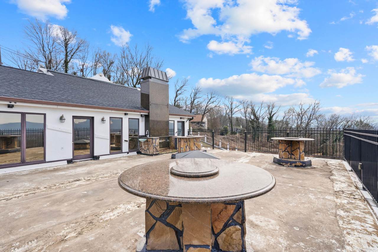 551 Shadowlawn Drive - Photo 1