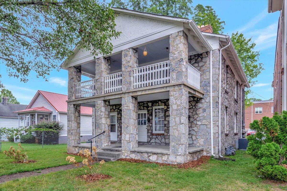 1113 8th Street - Photo 1
