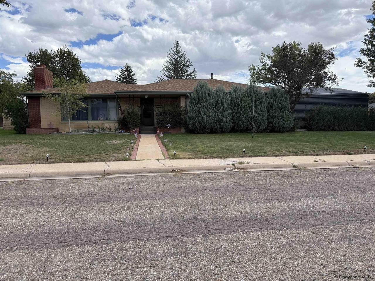 1607 Maple Ct - Photo 1