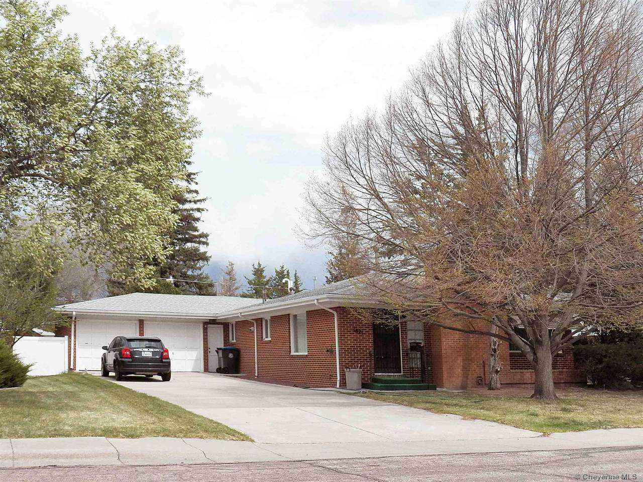1621 Linden Ct - Photo 1
