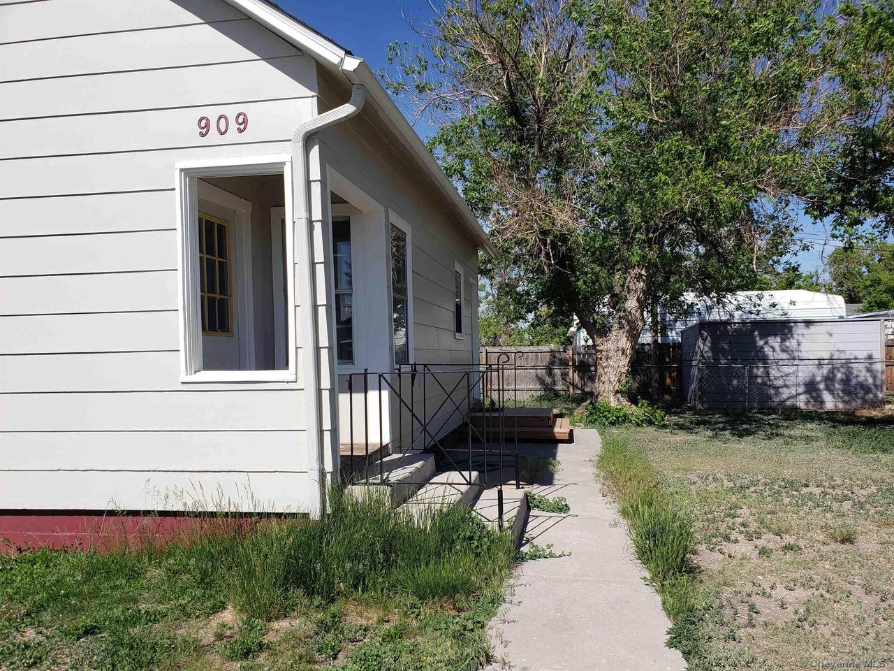 909 Warren Ave - Photo 1