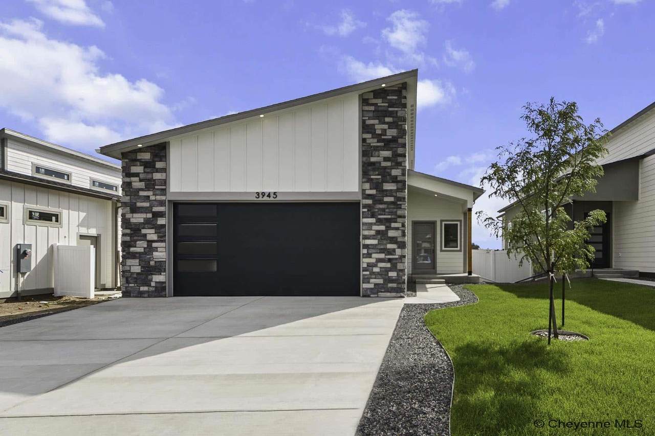 3945 Saddleback Ln - Photo 1