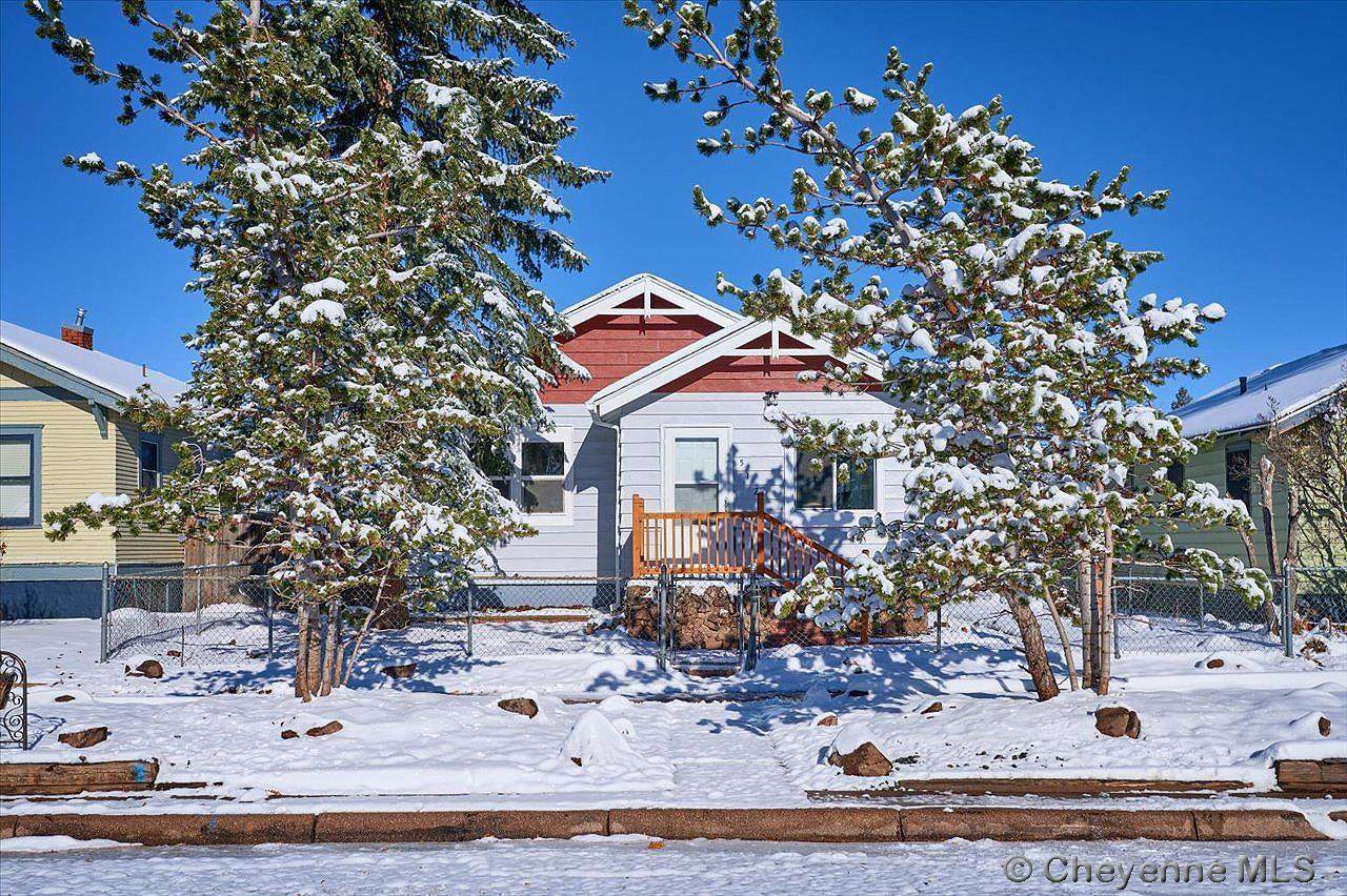 512 6TH ST - Photo 1