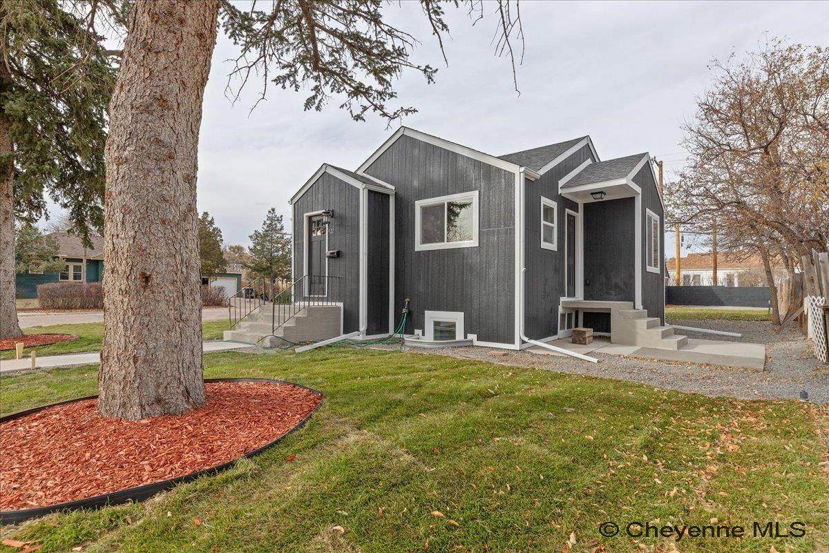 922 Pershing Blvd - Photo 1