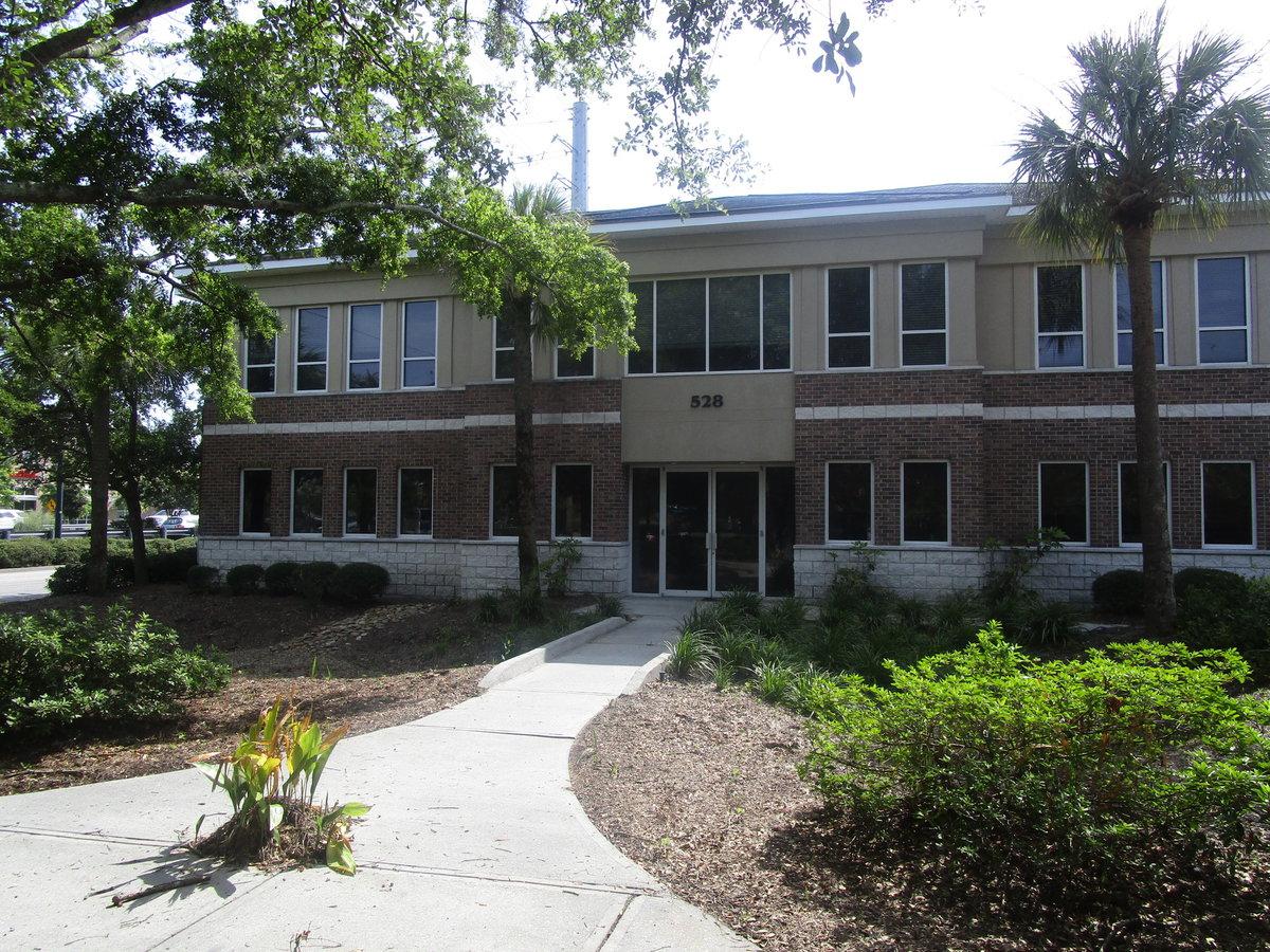 528 Johnnie Dodds Blvd - Photo 1