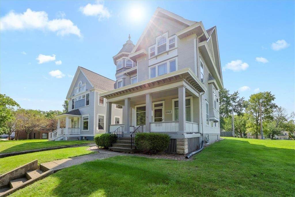 1043 Wood Street - Photo 1