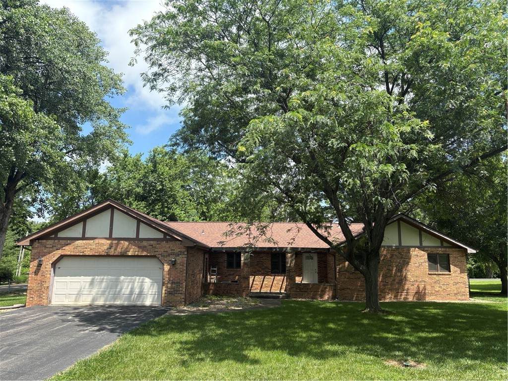 1740 Illini Drive - Photo 1