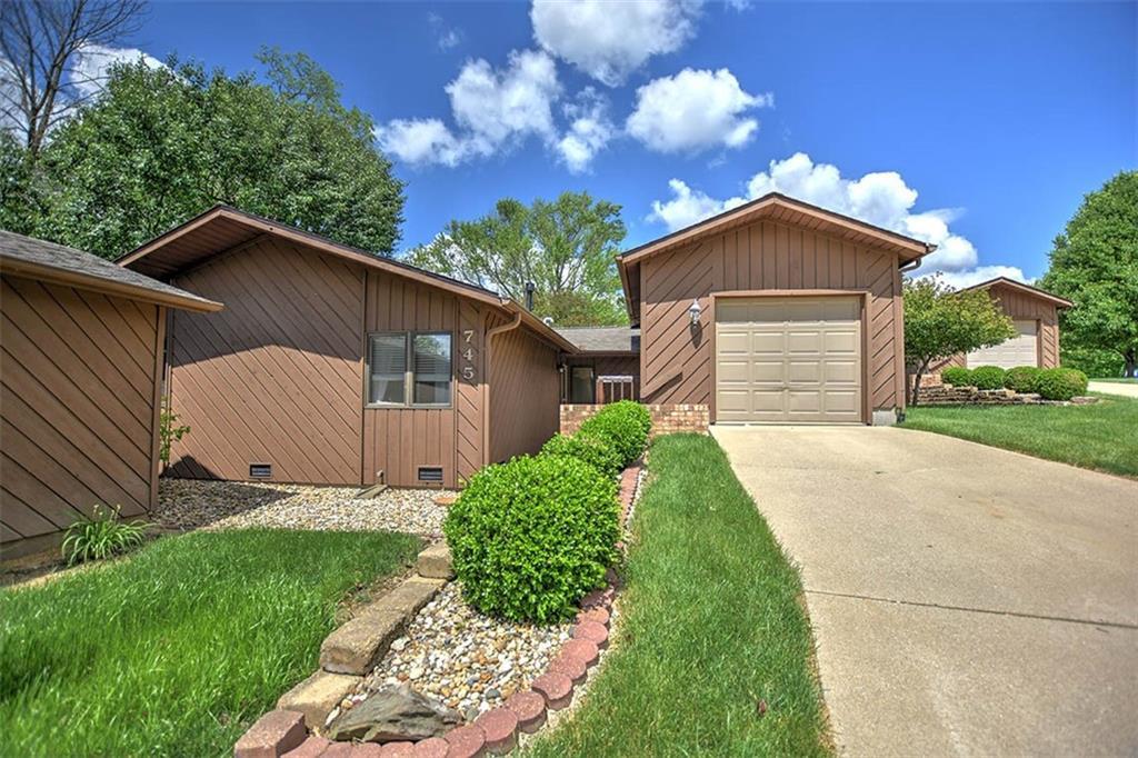745 Shorewood - Photo 1
