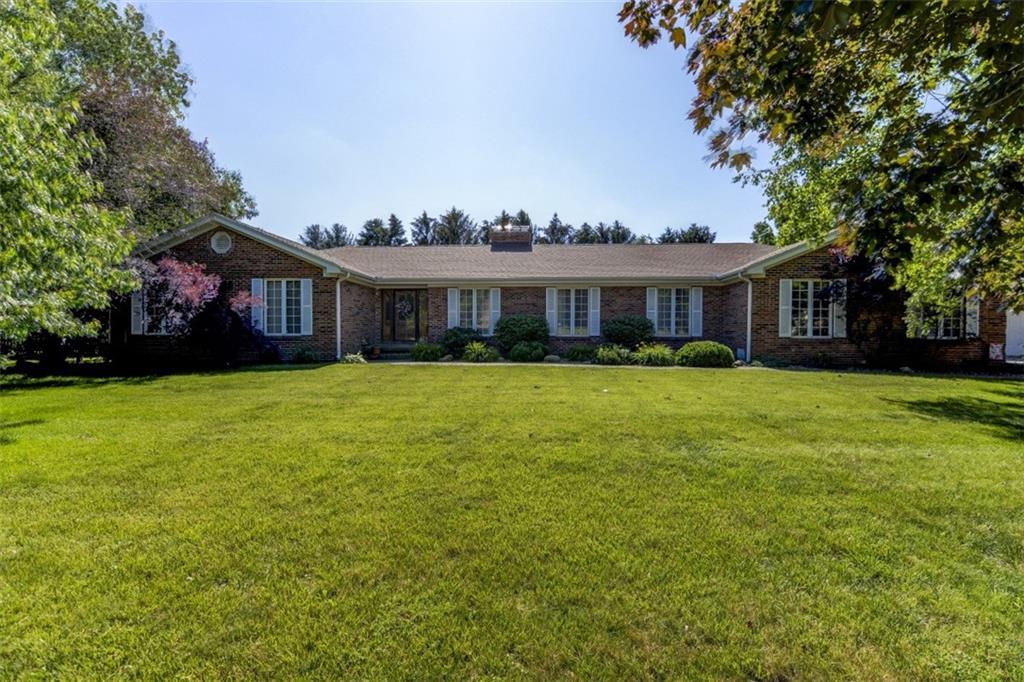 140 Hickory Point - Photo 1