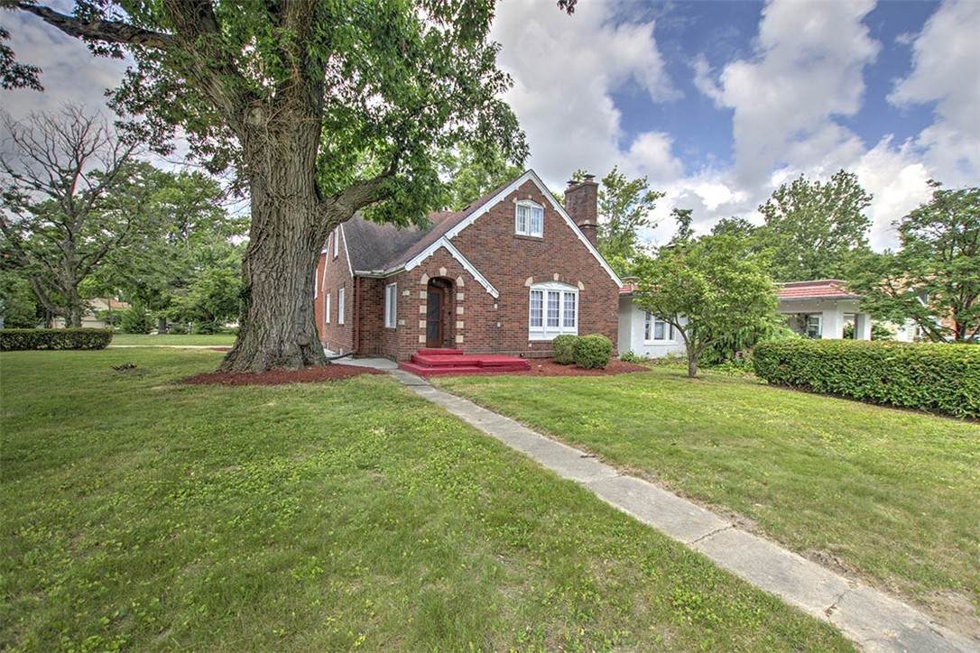 311 Oakcrest Avenue - Photo 1