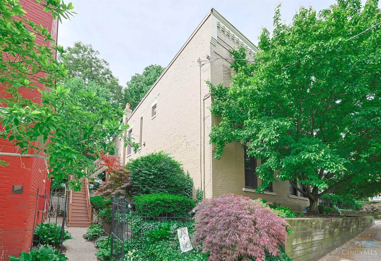 985 Paradrome Street - Photo 1