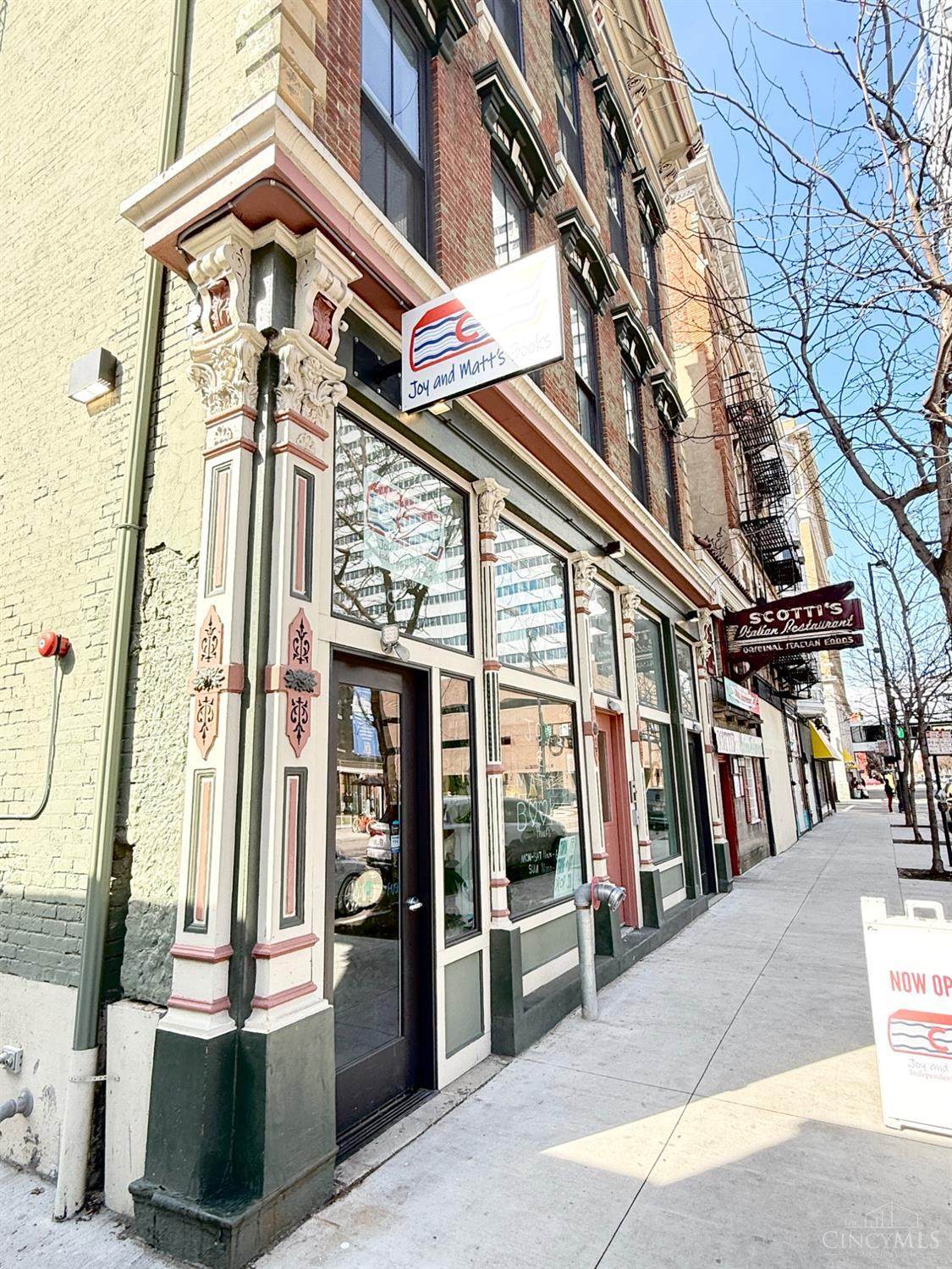 915 Vine Street - Photo 1