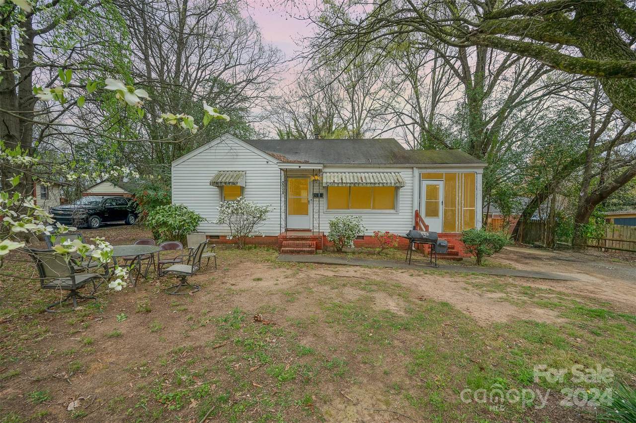 2740 Dogwood Avenue - Photo 1