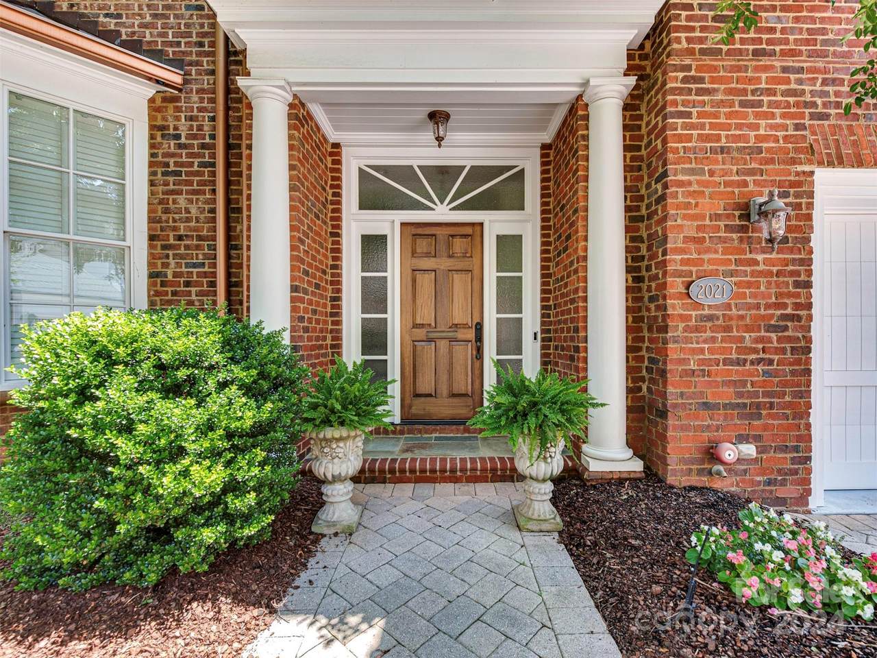 2021 Queens Road - Photo 1