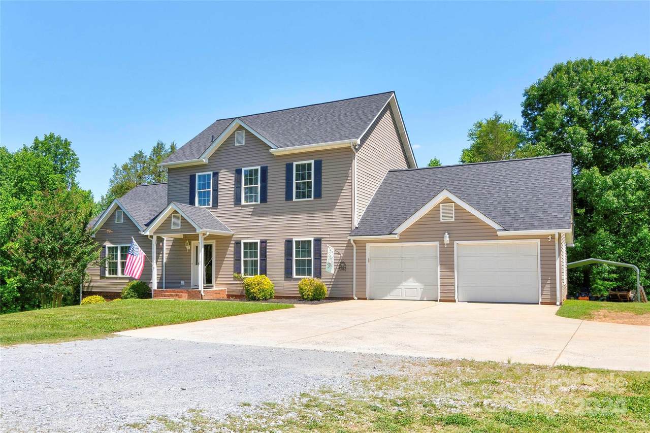 138 Crest Road - Photo 1