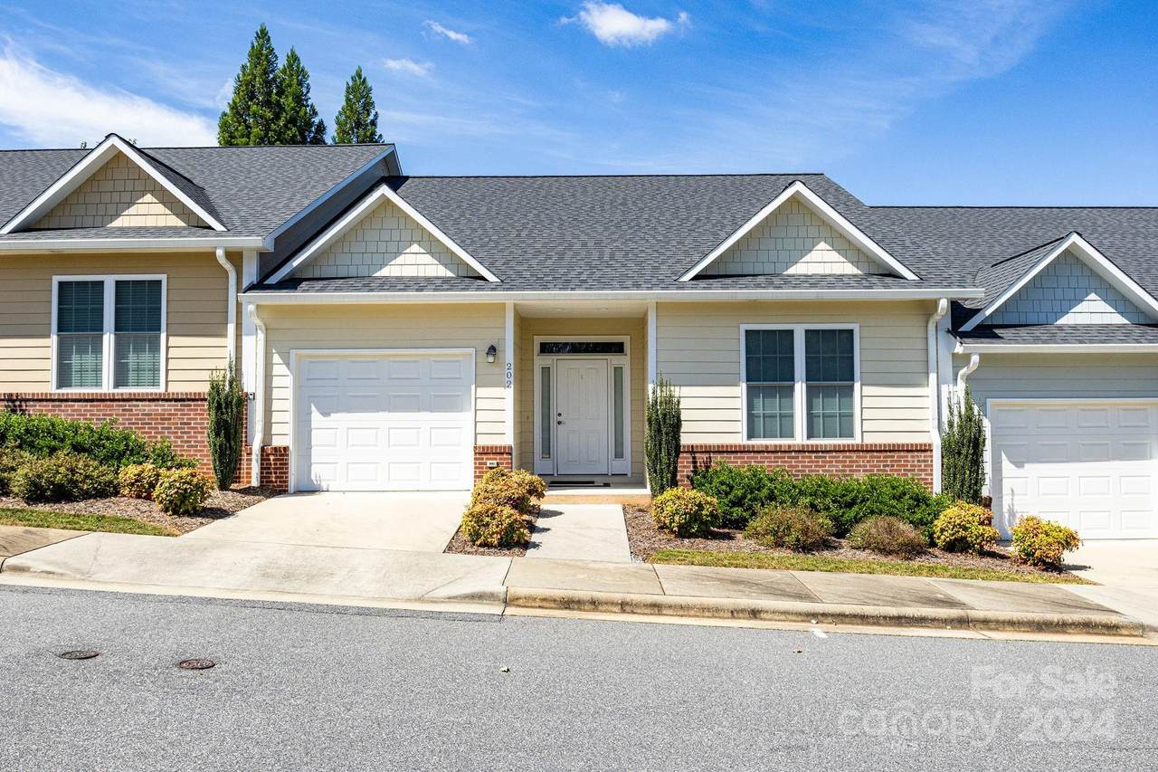 202 Ivy Court - Photo 1