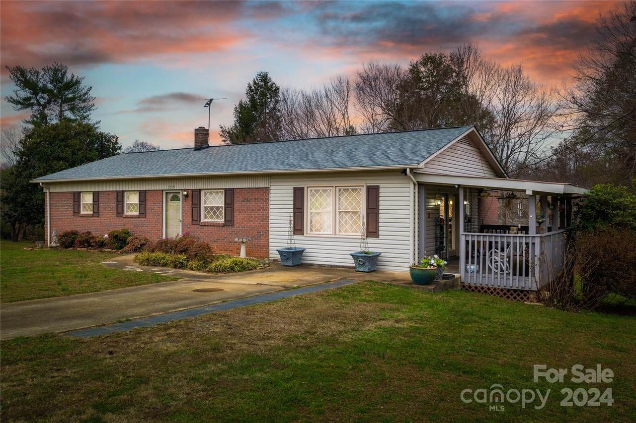 2559 Sweetbriar Circle - Photo 1
