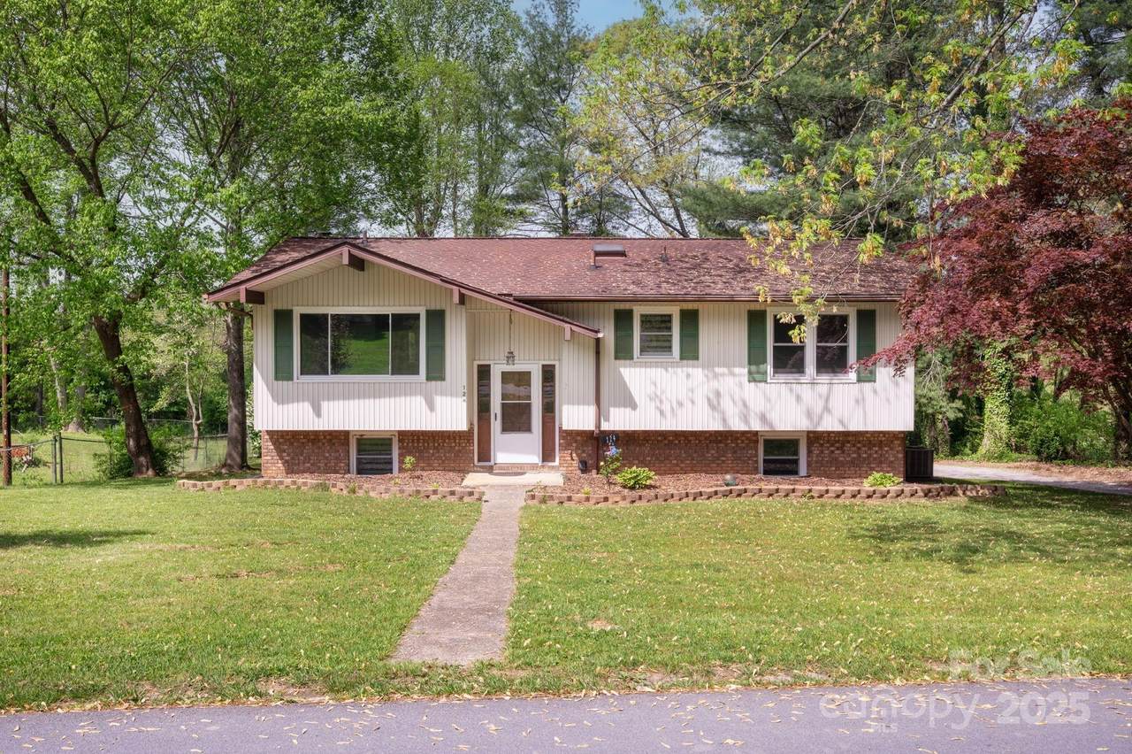 124 Pinehurst Drive - Photo 1