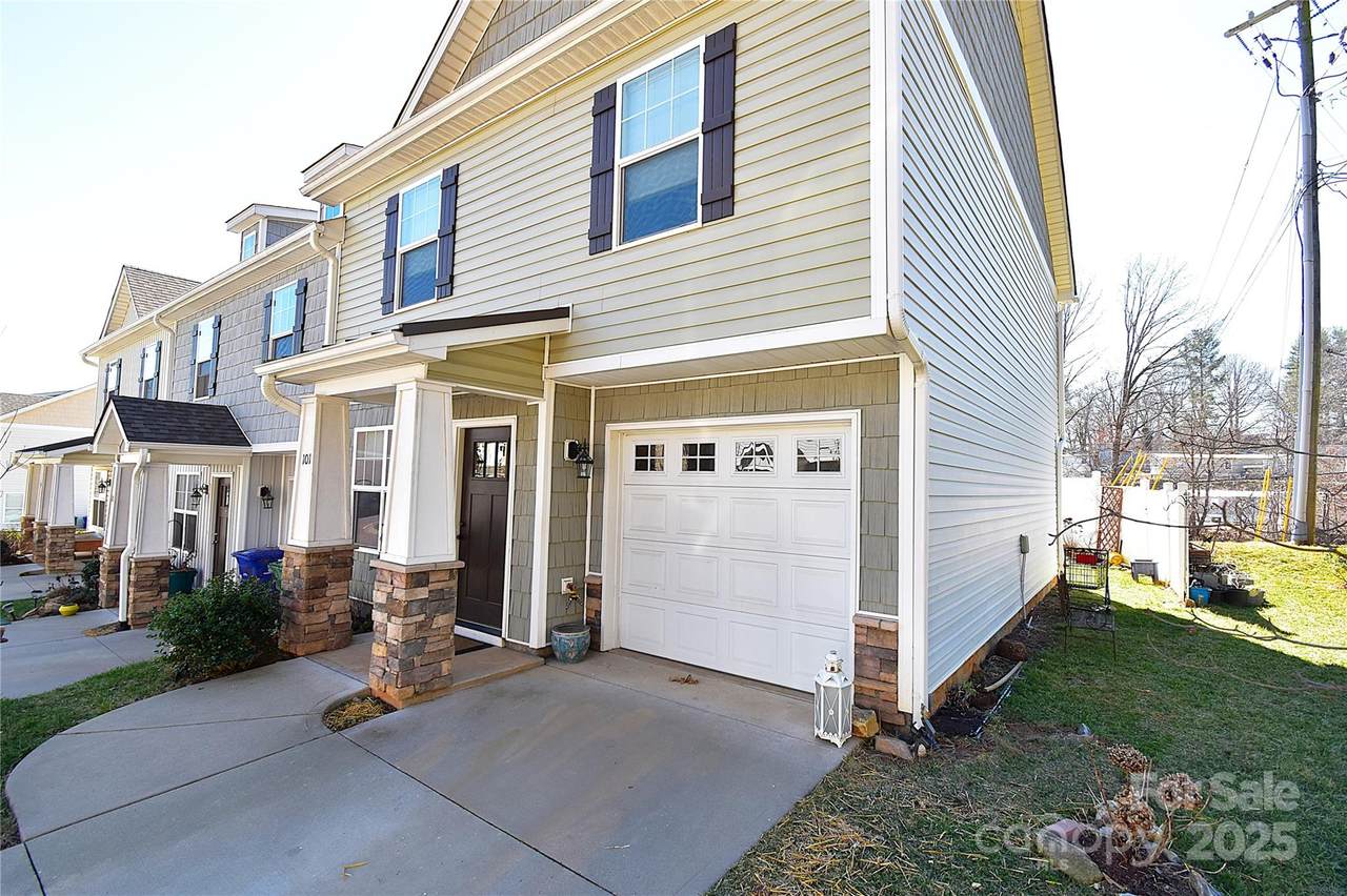 101 Monmouth Way - Photo 1