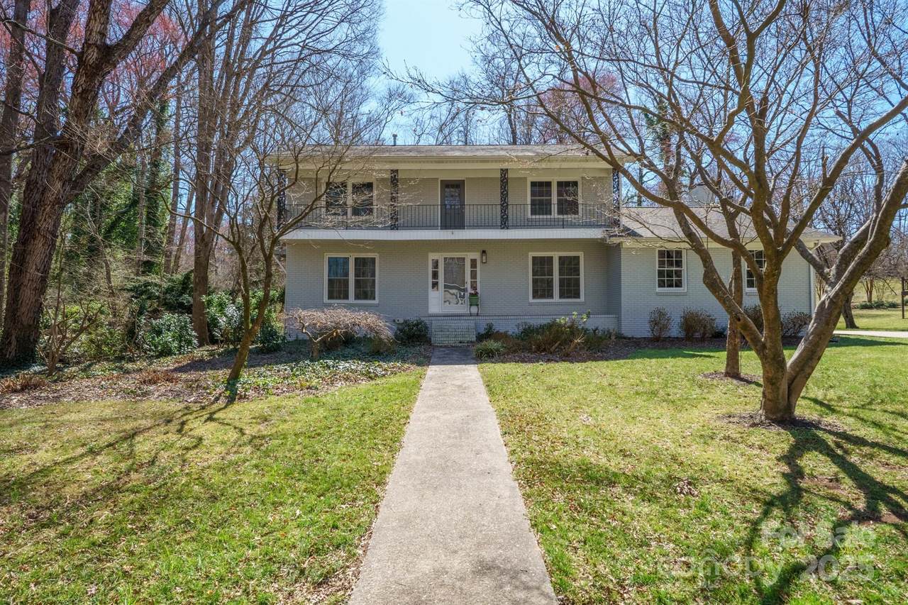 306 7th Street Place - Photo 1