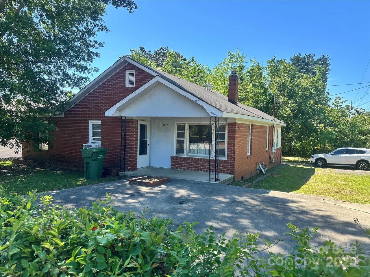 301 Louise Street - Photo 1