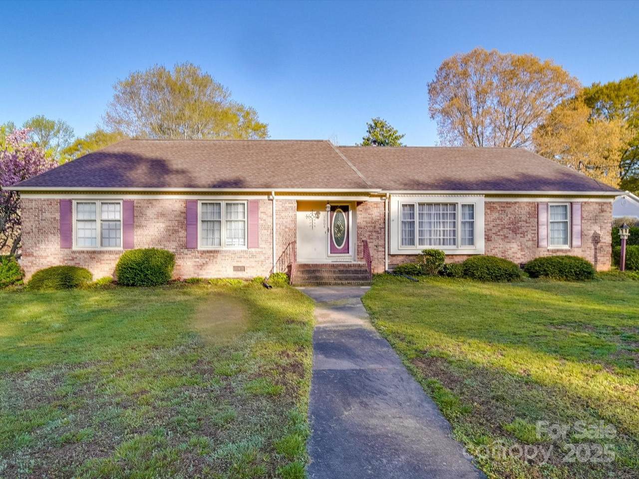 1604 Buckingham Avenue - Photo 1