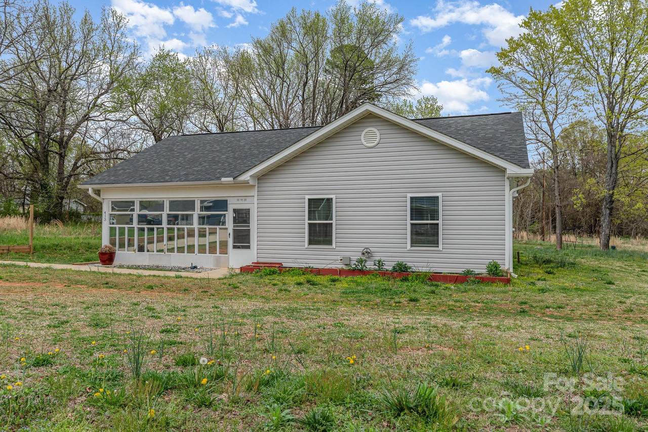 413 Henderson Es Street - Photo 1