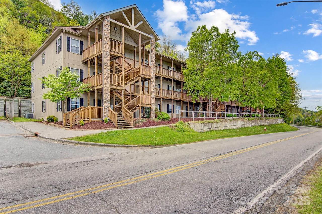 800 Meadowview Drive - Photo 1