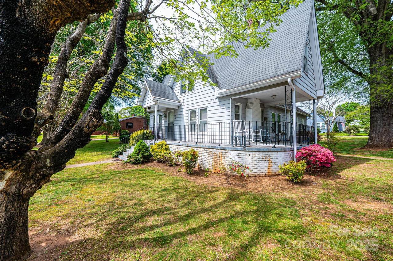 602 6th Street - Photo 1