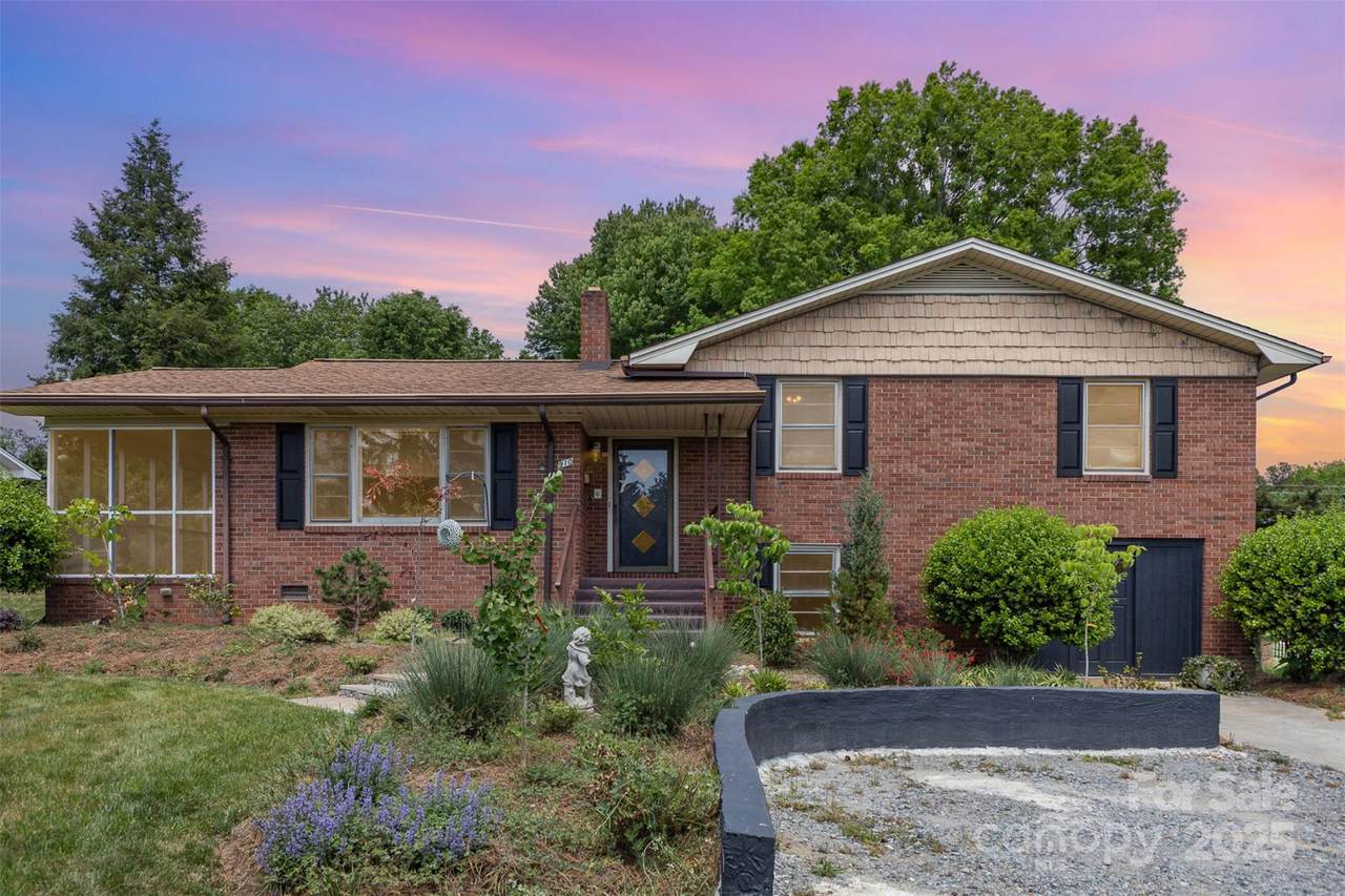 910 Center Avenue - Photo 1
