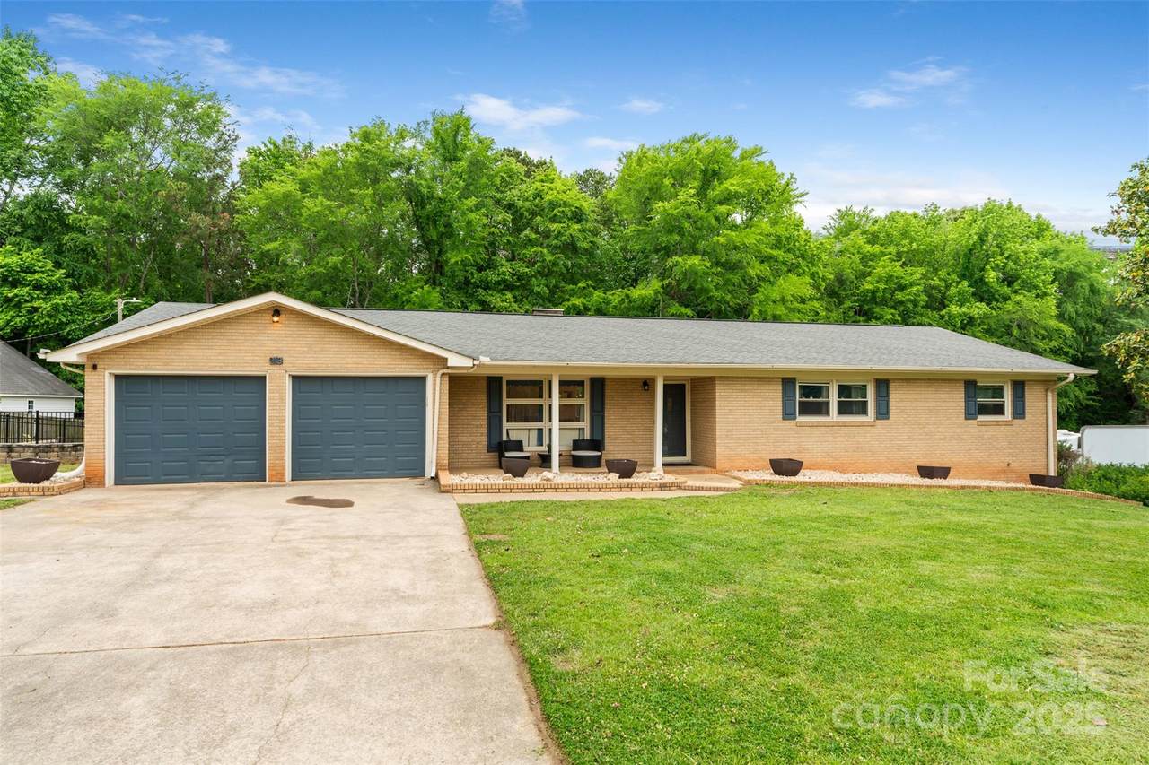 213 Lakeview Drive - Photo 1