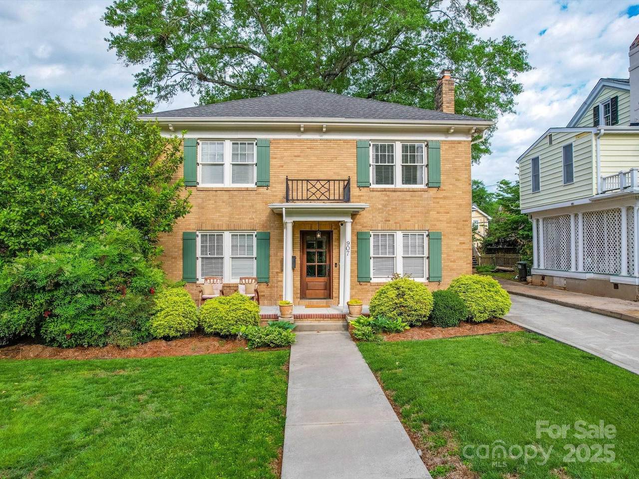 907 Edgewood Circle - Photo 1