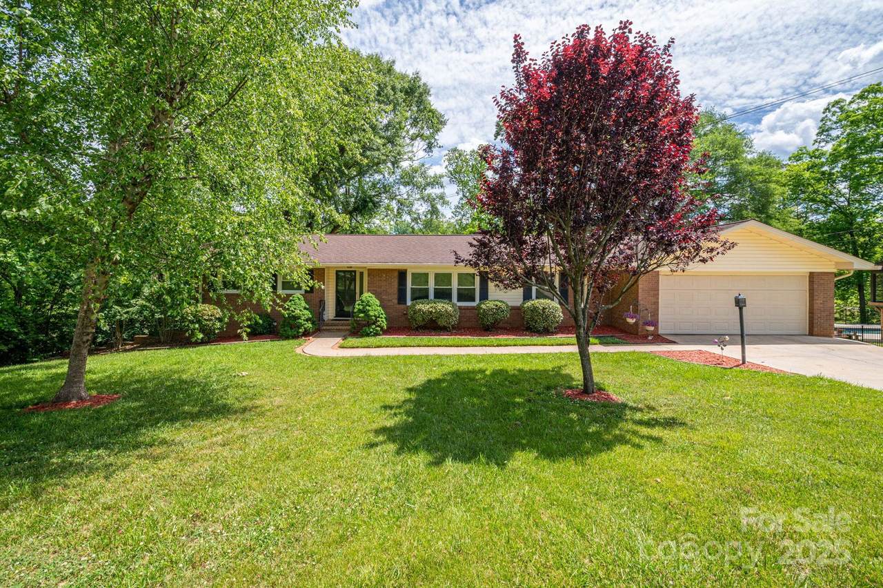 227 Country Club Circle - Photo 1