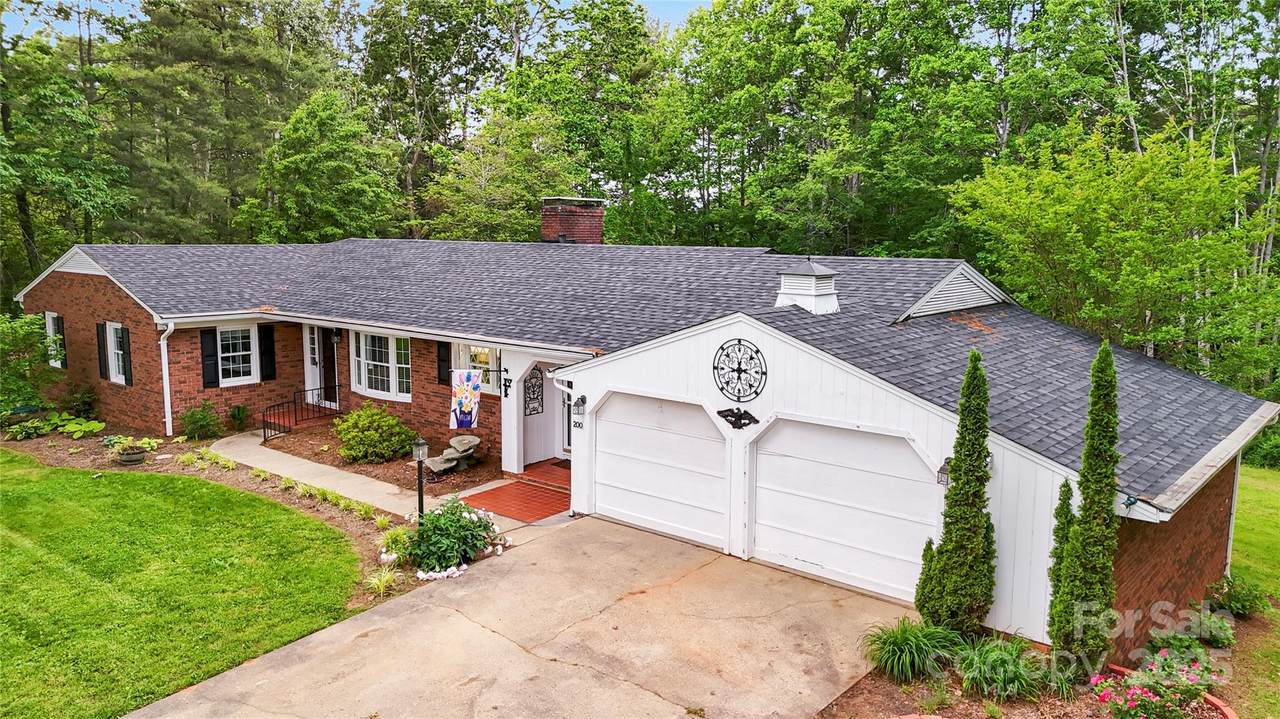200 Woodside Drive - Photo 1
