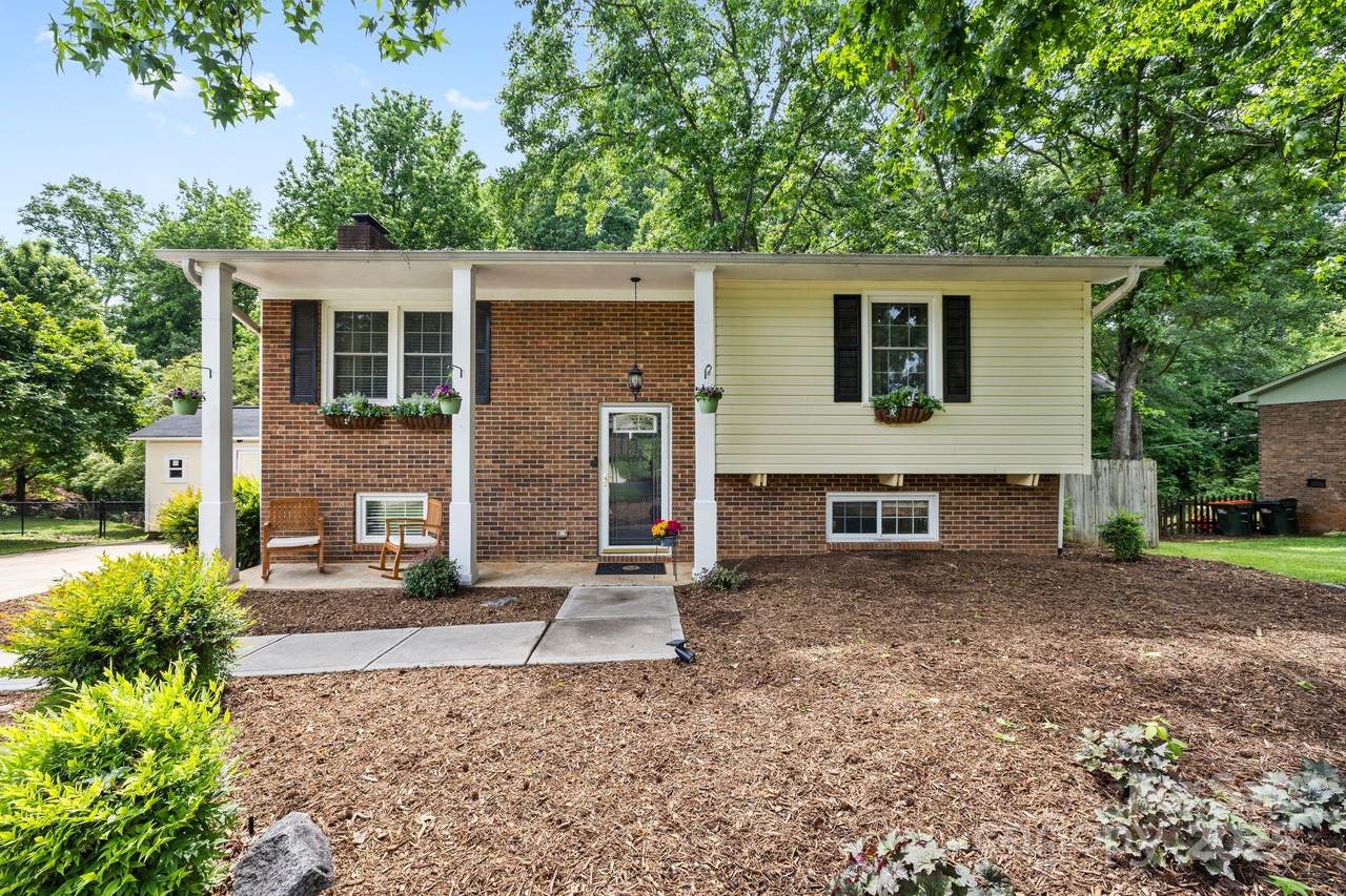 206 Pelham Lane - Photo 1