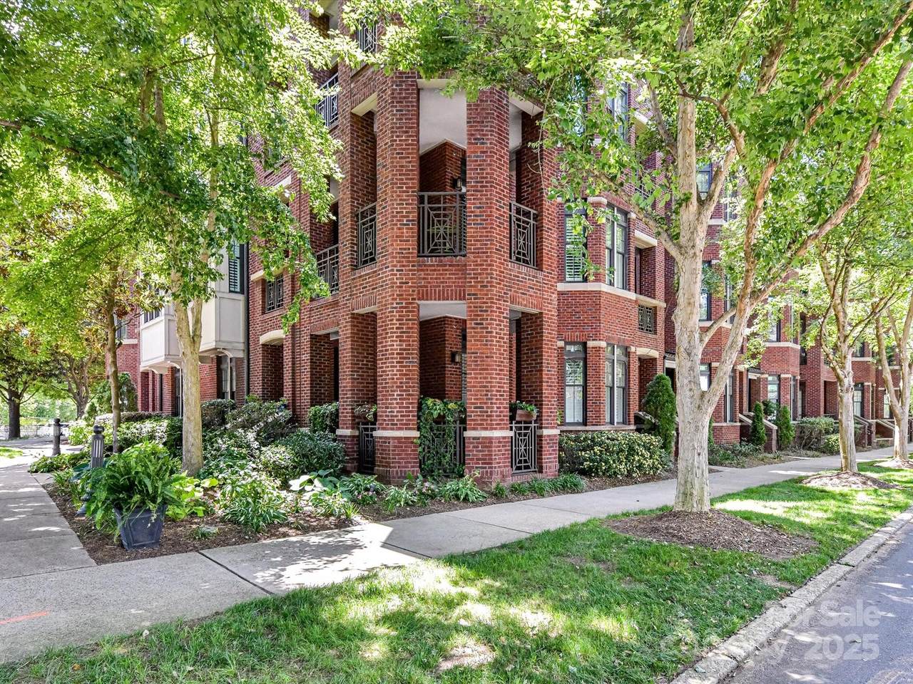 2810 Selwyn Avenue - Photo 1