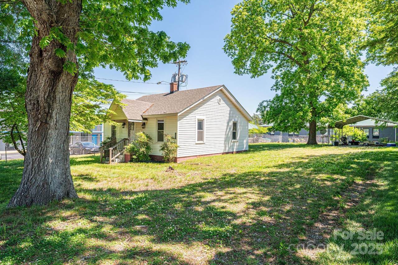 3042 Oxford Street - Photo 1