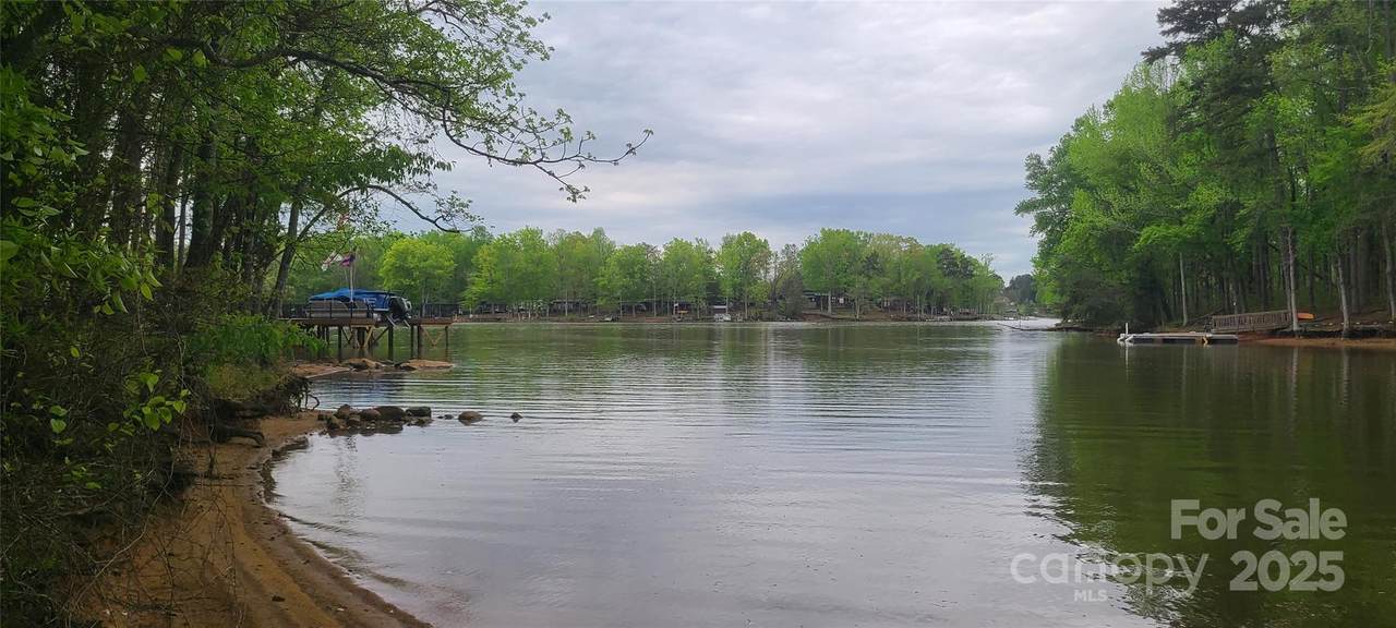 453 Sunset Pointe Drive - Photo 1