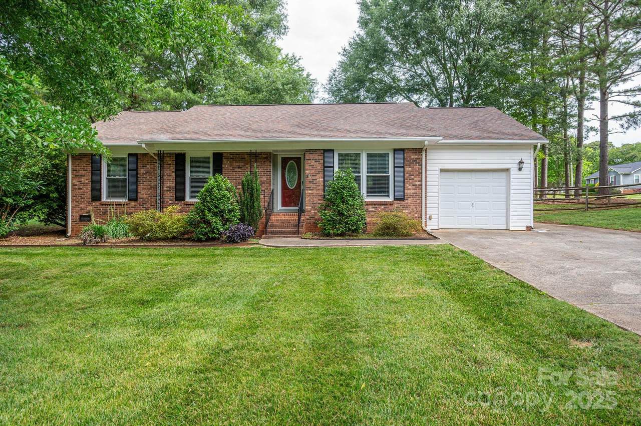 2418 Live Oak Court - Photo 1