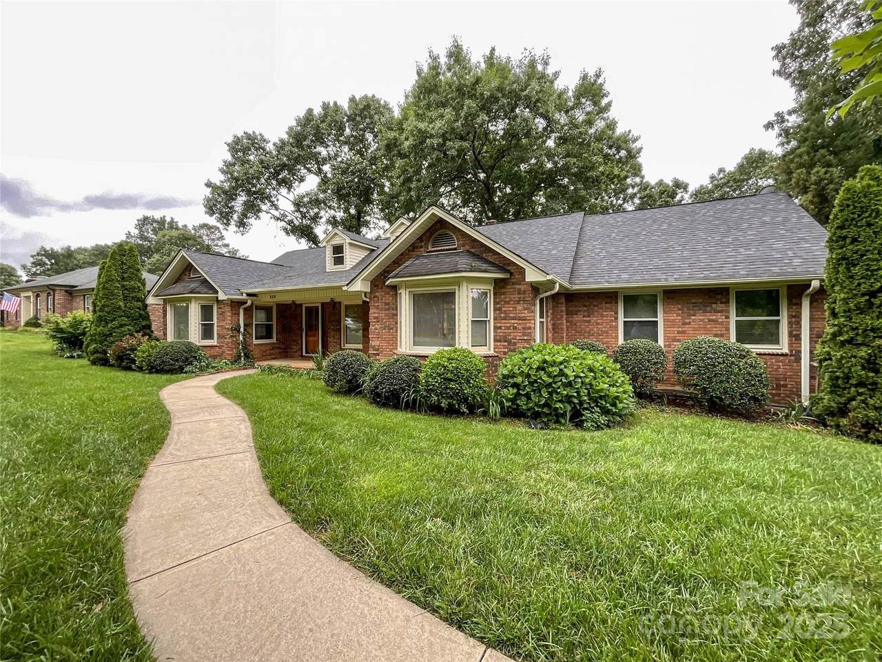 965 Hunting Avenue - Photo 1