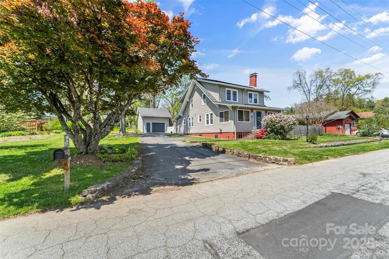 1621 Ridgewood Boulevard - Photo 1