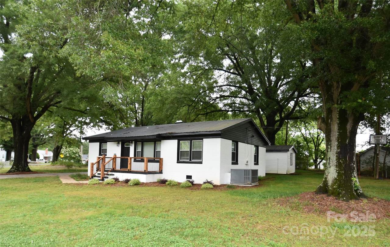 706 Mcintyre Street - Photo 1