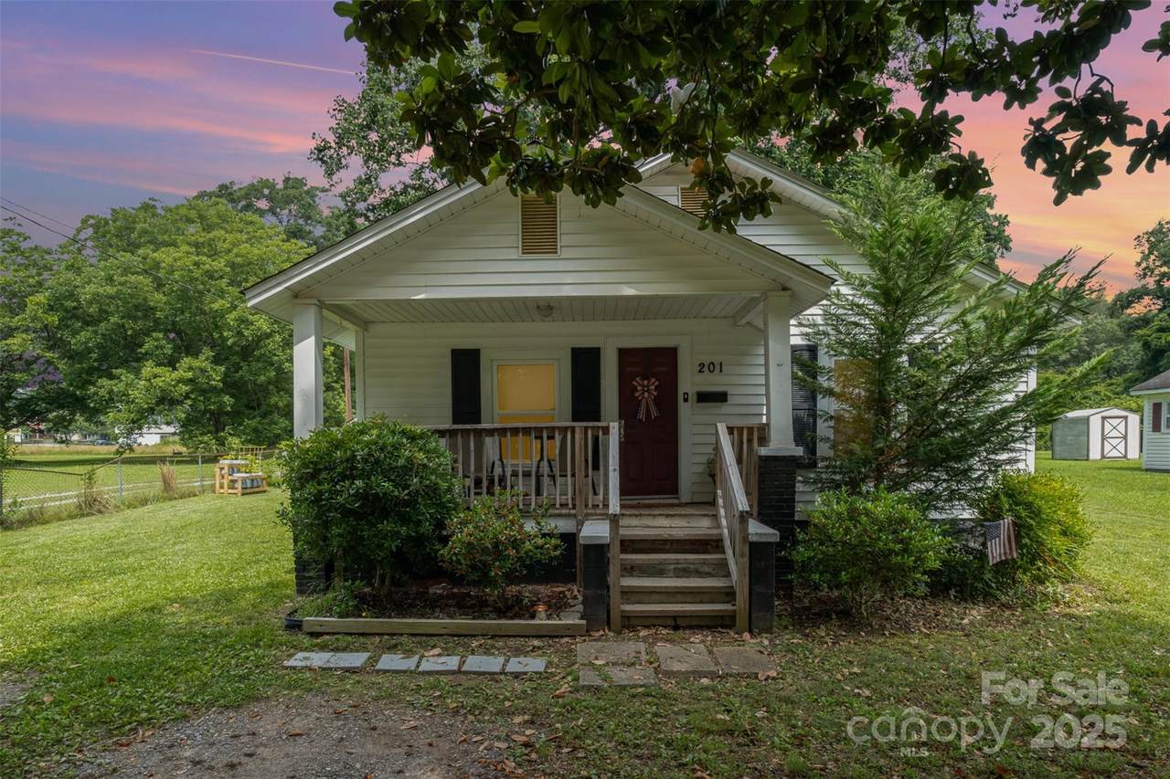 201 Oakland Drive - Photo 1