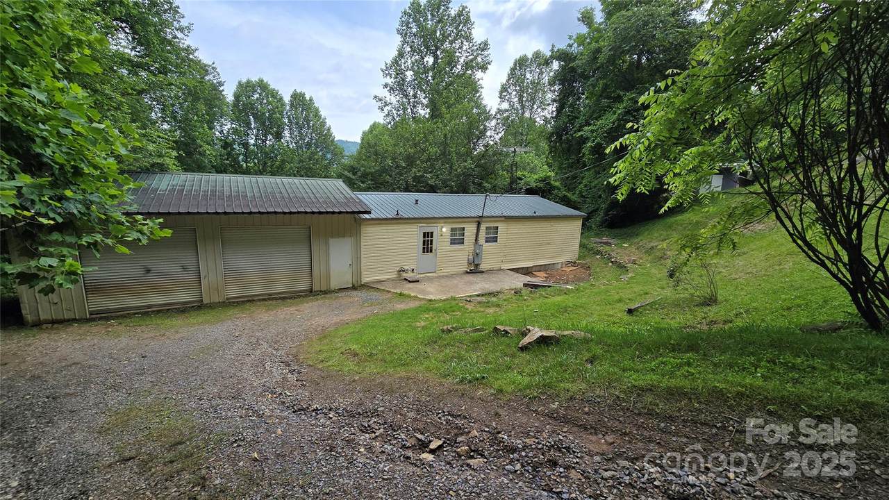 300 Lightning Bug Lane - Photo 1